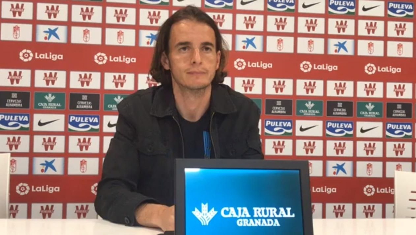David Tenorio en una rueda de prensa con el Recreativo Granada.
