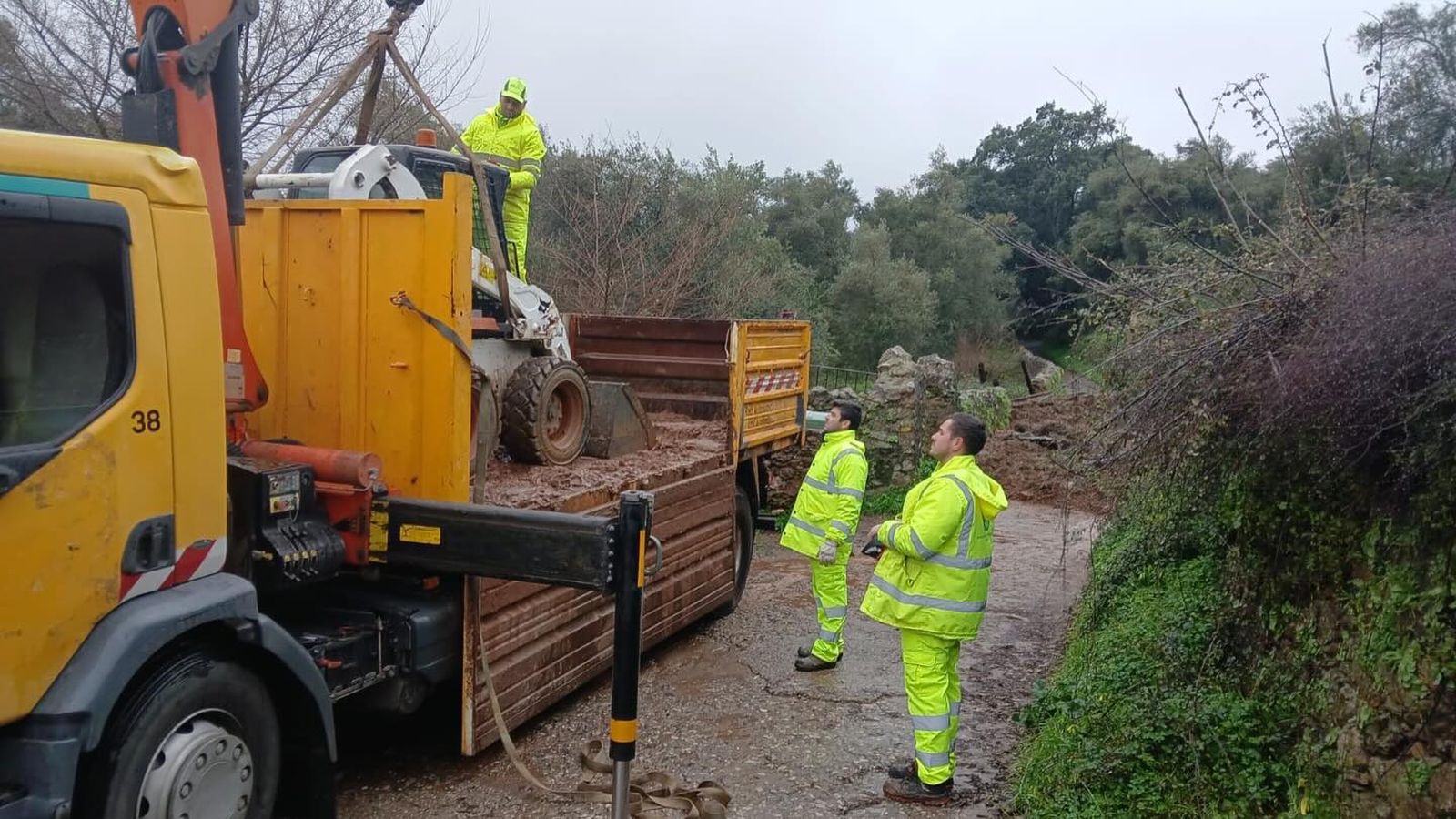 Operarios en una de las vías.