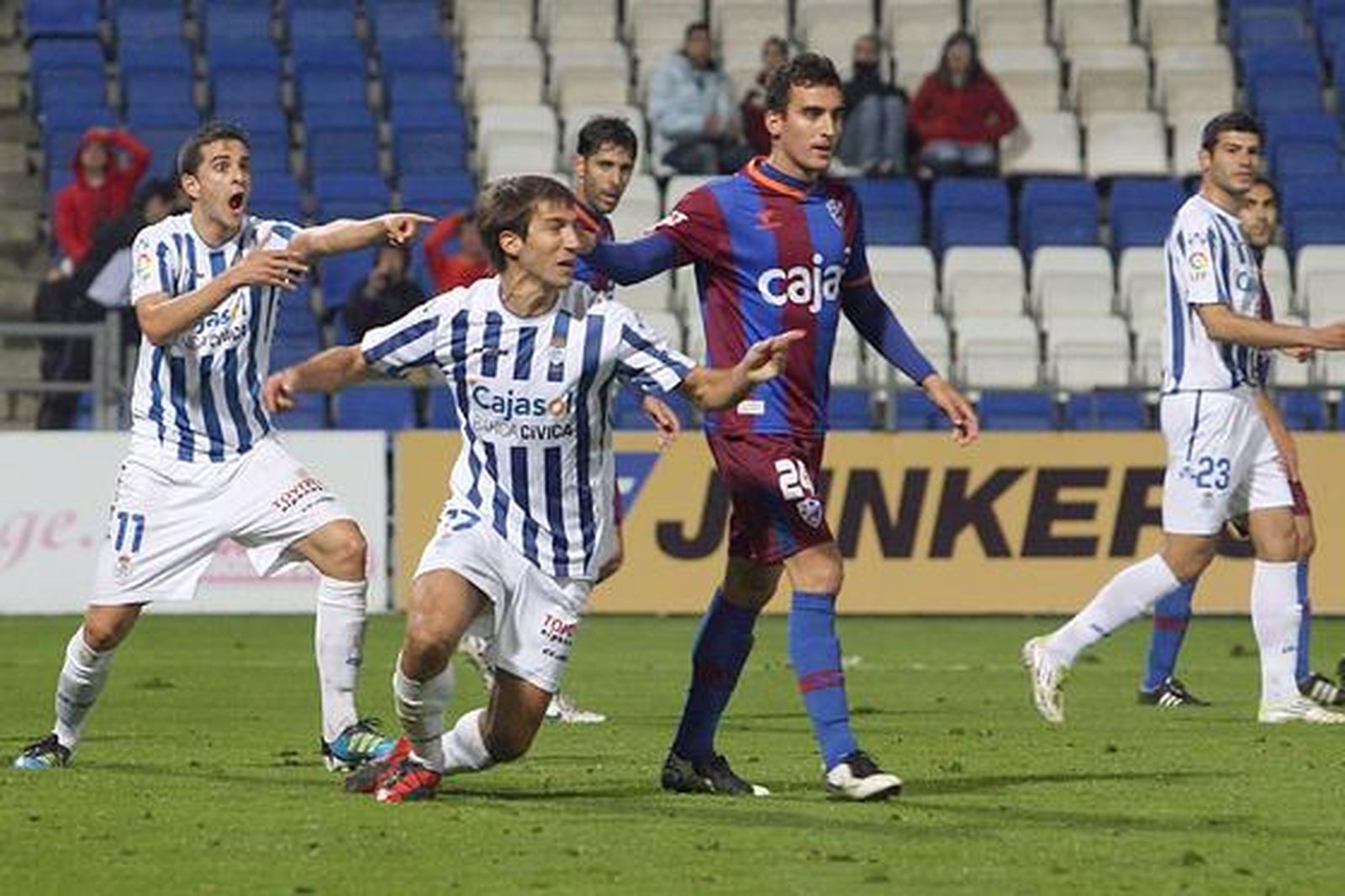 El Recreativo no pasa del empate en casa ante el Huesca. / Espínola