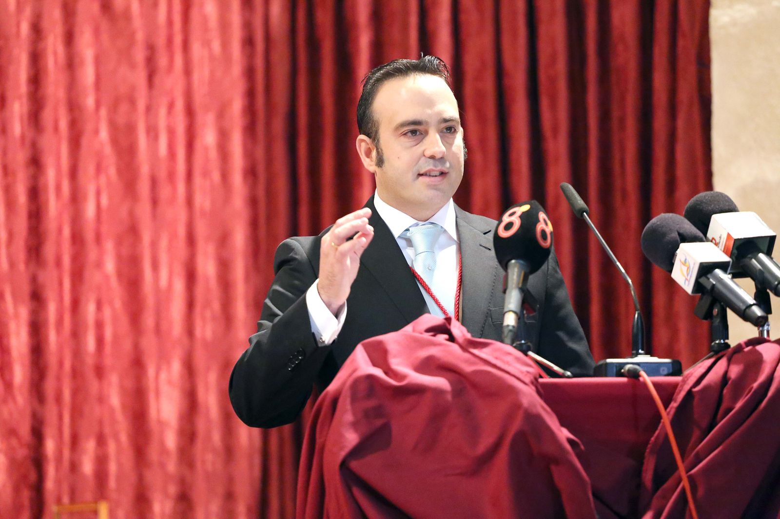 Jesús Andrades durante la presentación del cartel de Semana Santa en el Auditorio Municipal en el año 2014.