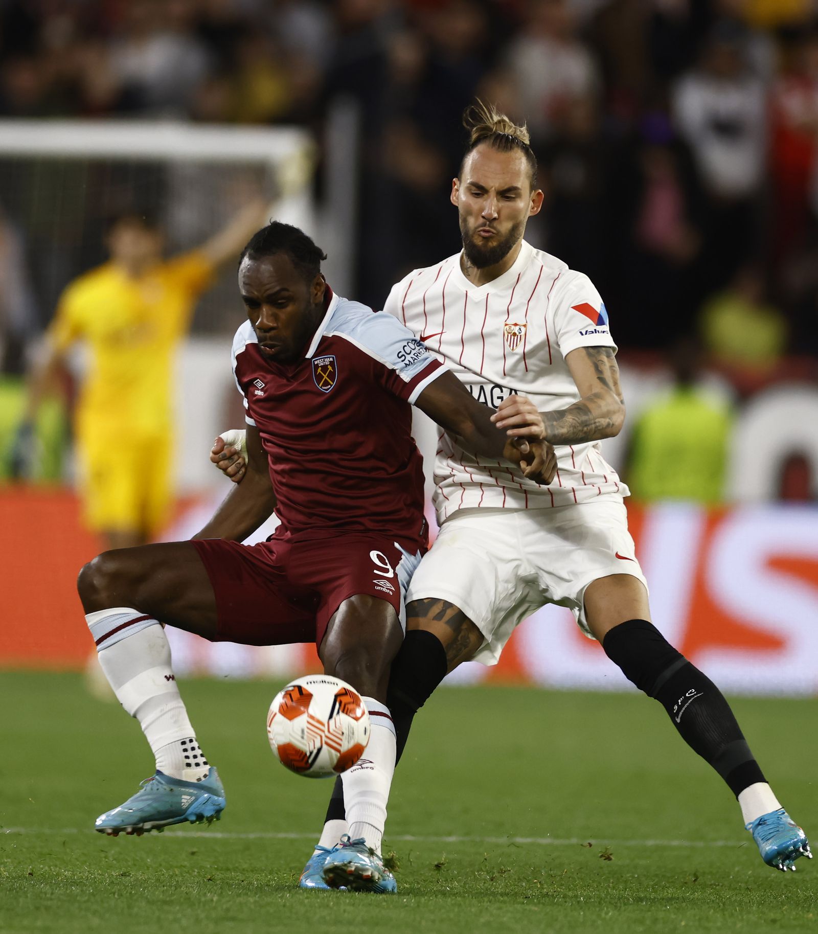 Gudelj pelea con fuerza por un balón con Antonio.