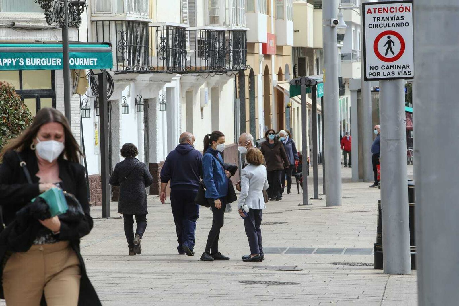 Ciudadanos en la calle Real de San Fernando.