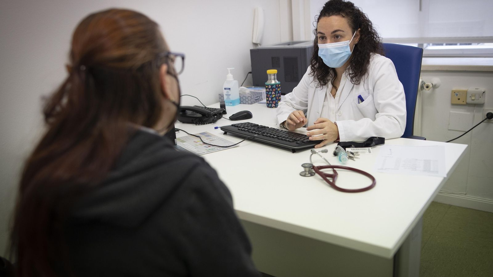 La doctora Beatriz Jiménez atiende a una paciente en la Unidad Post-Covid del Hospital Virgen de las Nieves