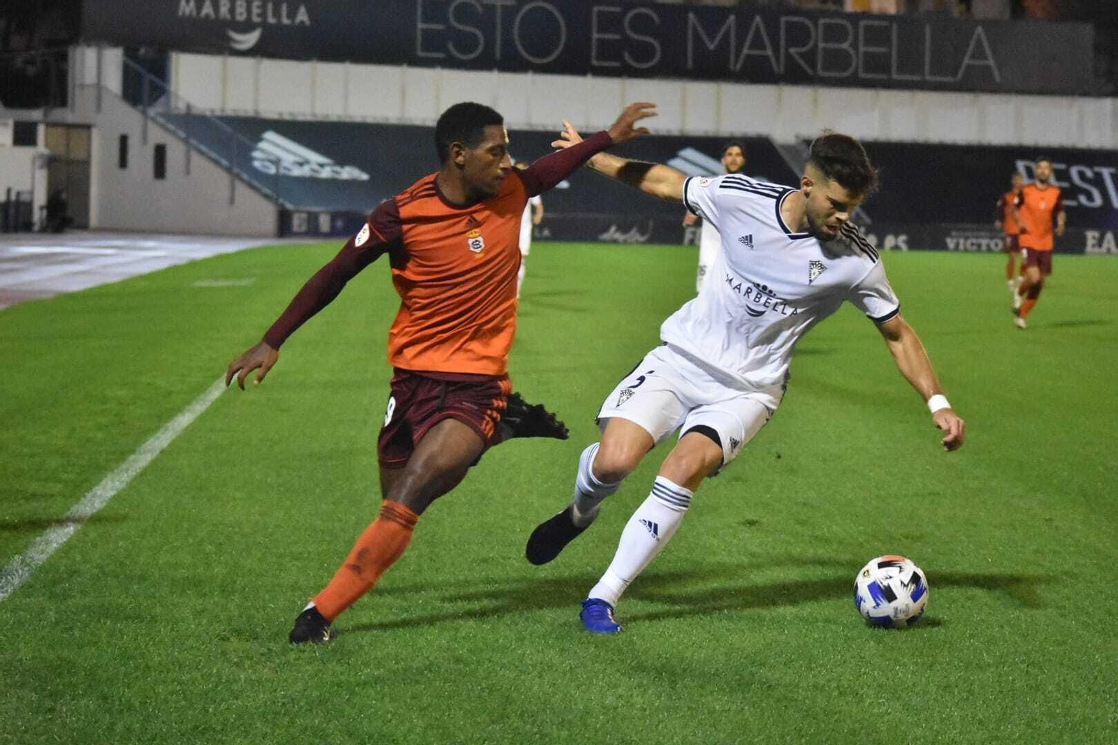 Seth pugna con un jugador del Marbella en el choque de esta tarde.