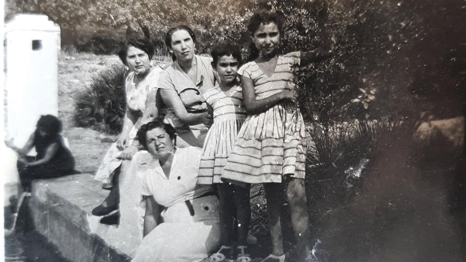 Carmen con parte de su familia en la zona de Guadalpín. Carmen con parte de su familia en la zona de Guadalpín.