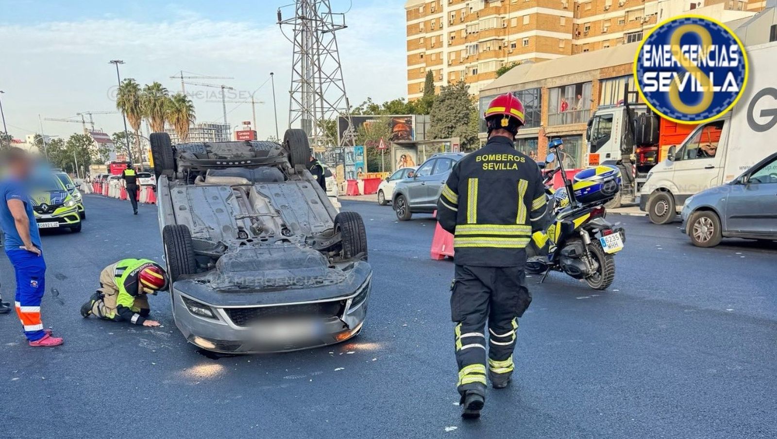 El coche siniestrado en la avenida Montes Sierra
