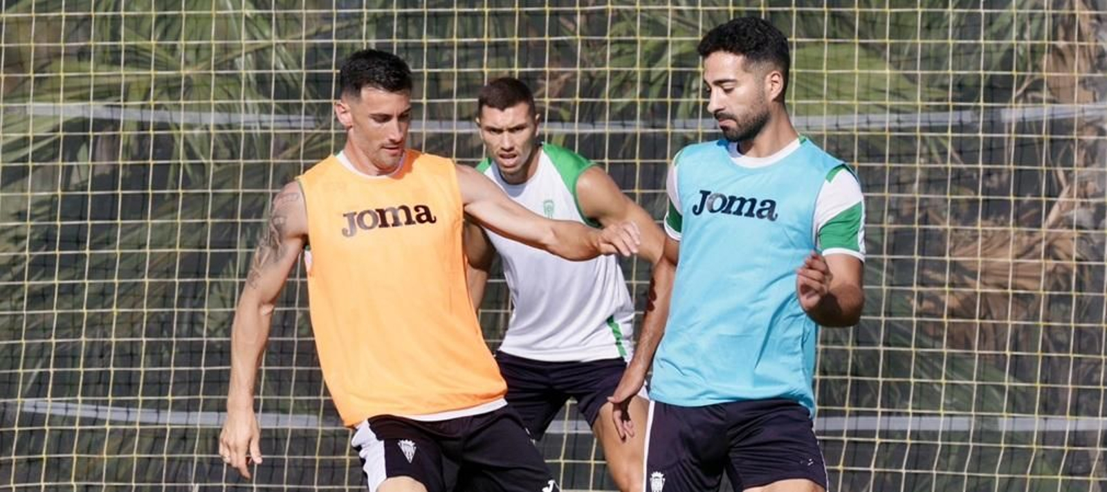 Rubén Alves se ejercita junto a Albarrán y Adri Fuentes durante la sesión de este jueves en Oliva.
