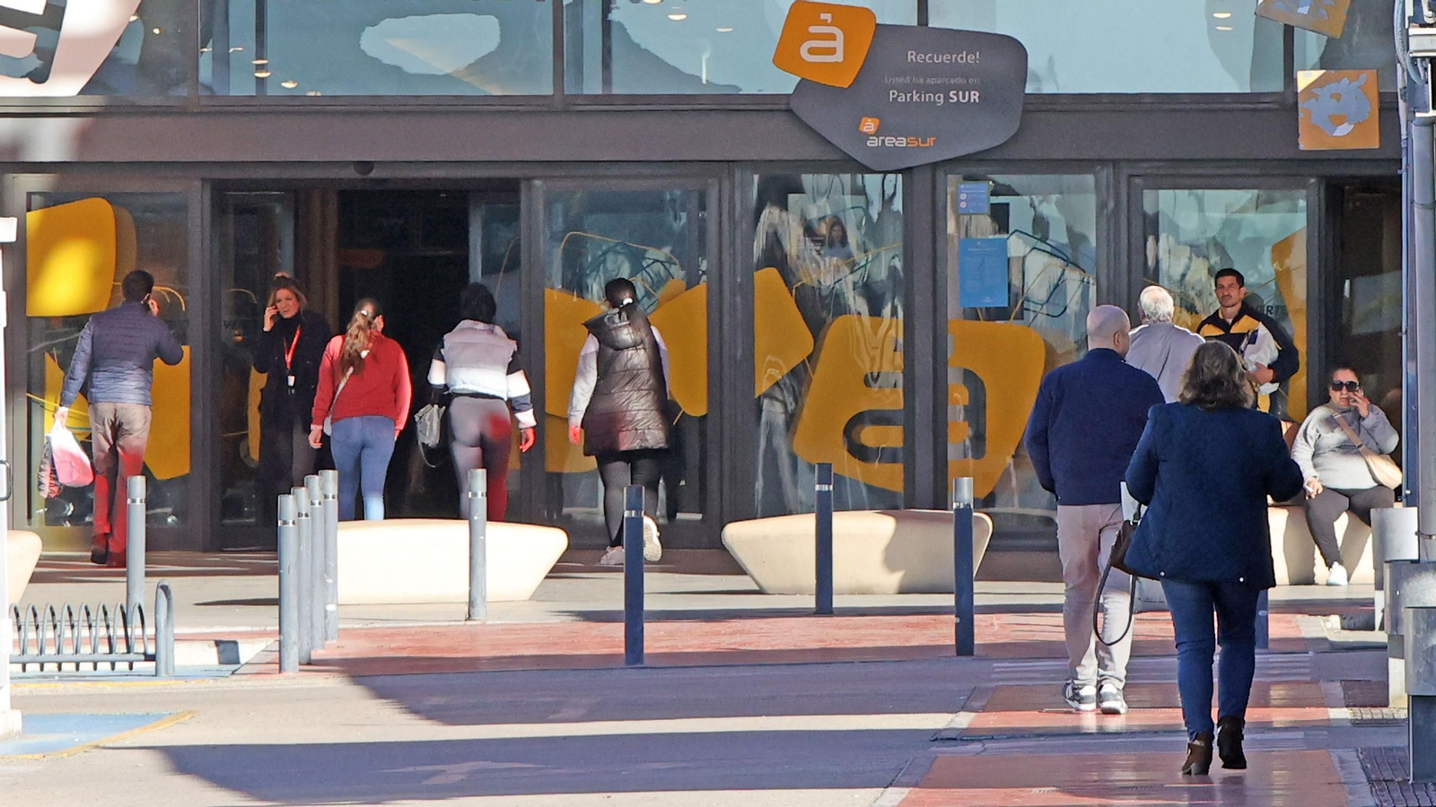 Acceso a uno de los centros comerciales de la ciudad.