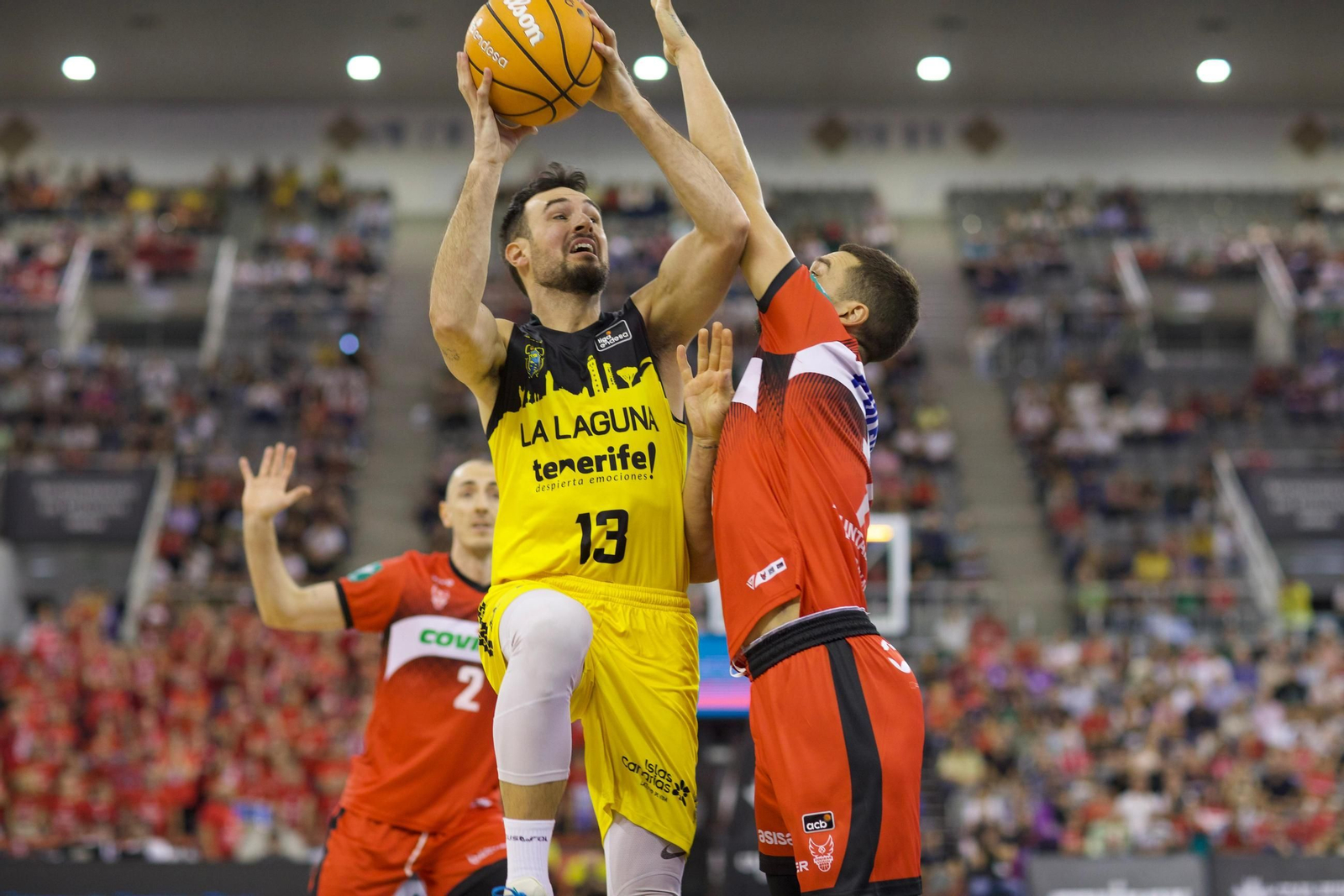 Defensa sobre el visitante Lluis Costa en el partido de este domingo del Covirán Granada