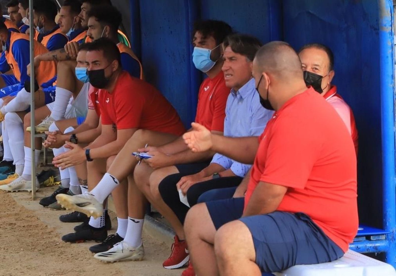 Esteban sufrió en el banquillo junto a Juan Pedro Ramos.