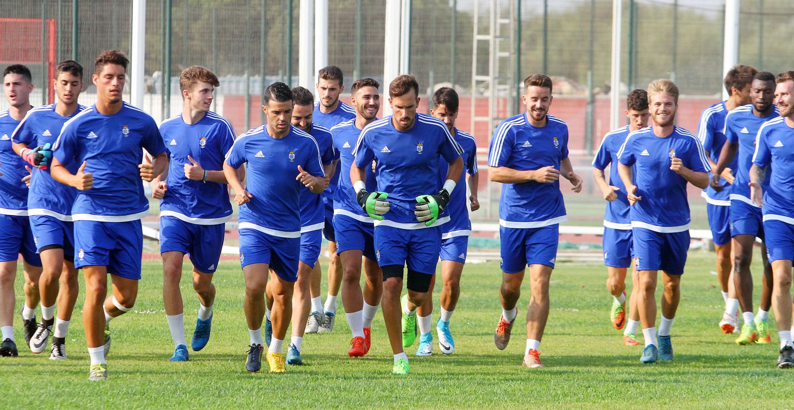 La plantilla recreativista corre sobre el césped del Gil Hernández de Punta Umbría durante un entrenamiento.