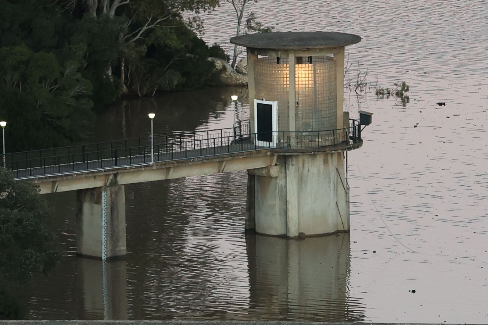 Fotos del desembalse del pantano de Guadarranque, al límite de su capacidad