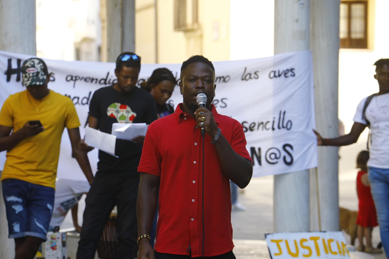 La concentración contra de 'la masacre de Melilla' en Córdoba, en imágenes