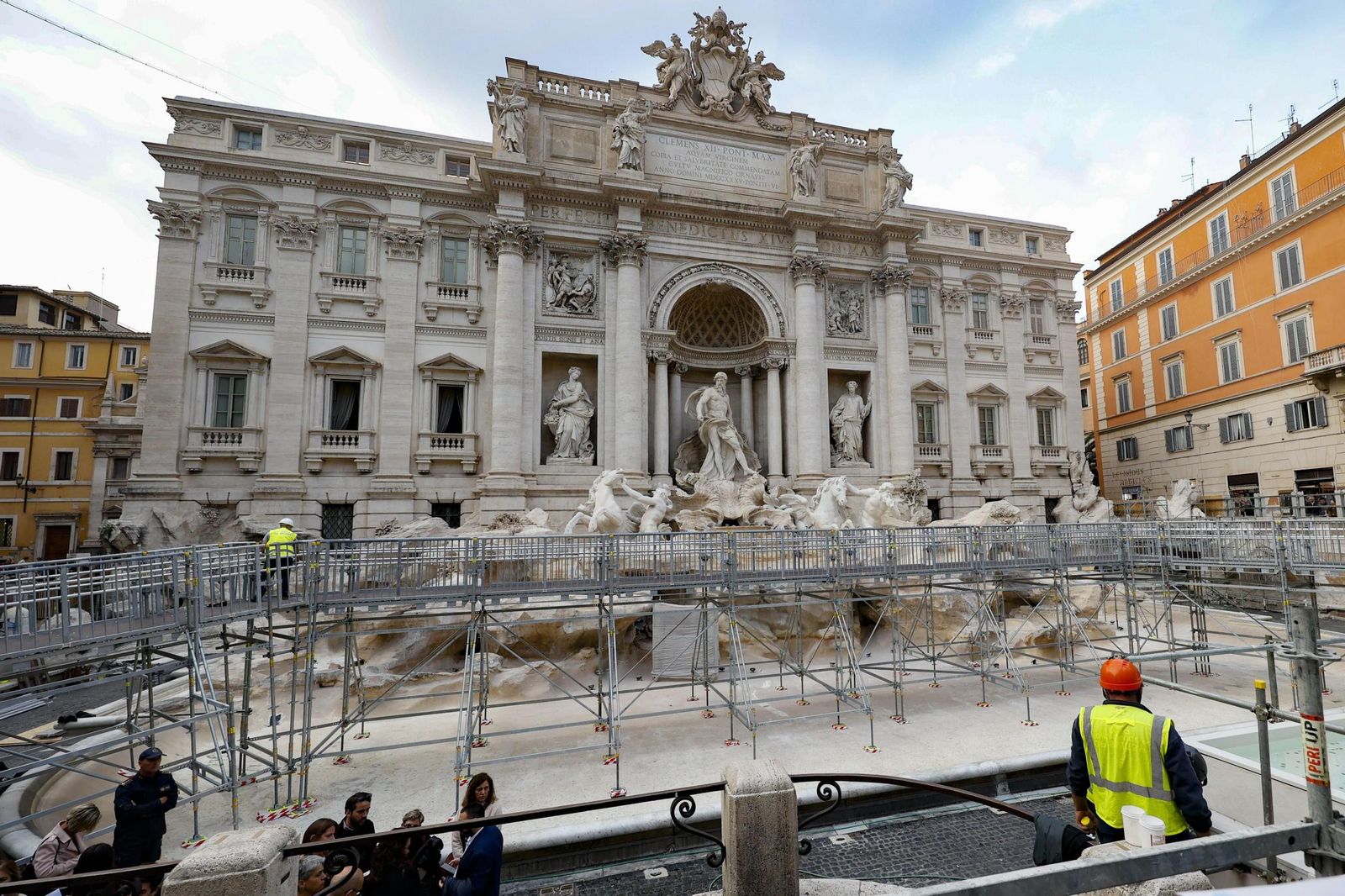 La Fontana de Trevi ya se puede observar de cerca gracias a una polémica pasarela