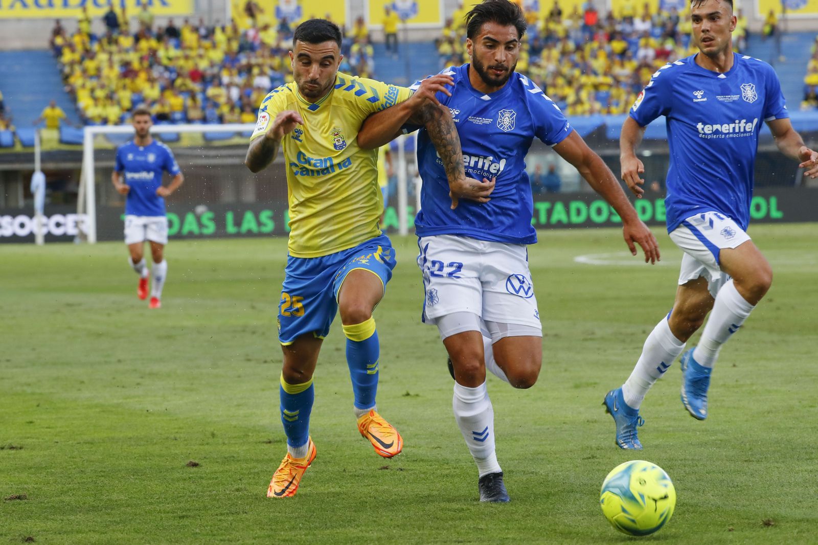El canterano bético Róber pugna Mellot, en el duelo del pasado sábado.