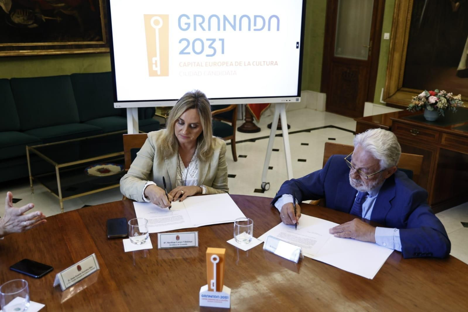 Jiménez y Carazo firmando el manifiesto.