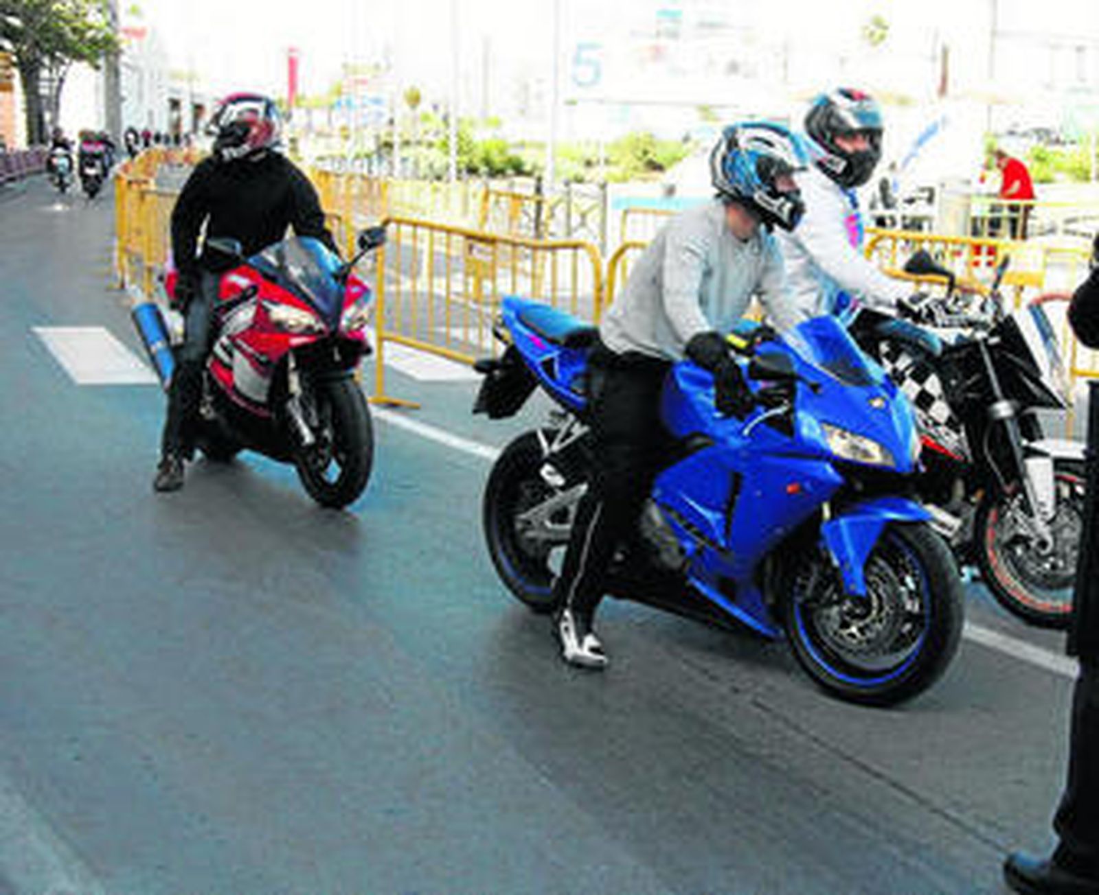 Un agente de la Policía Local, controlando el acceso de motocicletas en Pozos Dulces en la edición del pasado año.