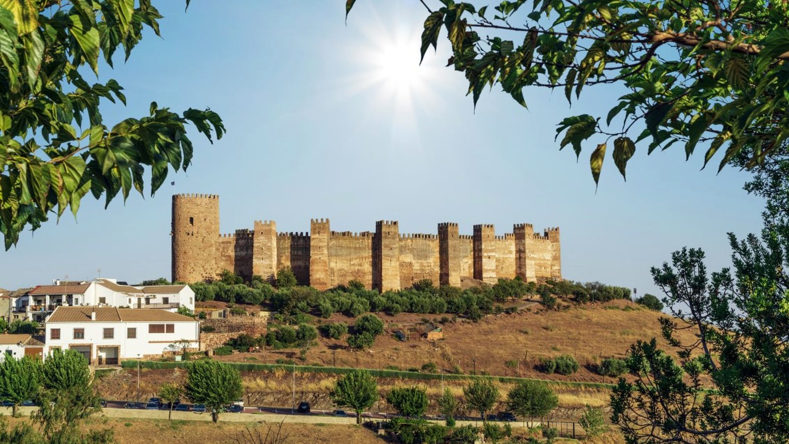 Baños de la Encina enamora a primera vista: si todavía no lo conoces, puedes apuntarte a una visita guiada próximamente.