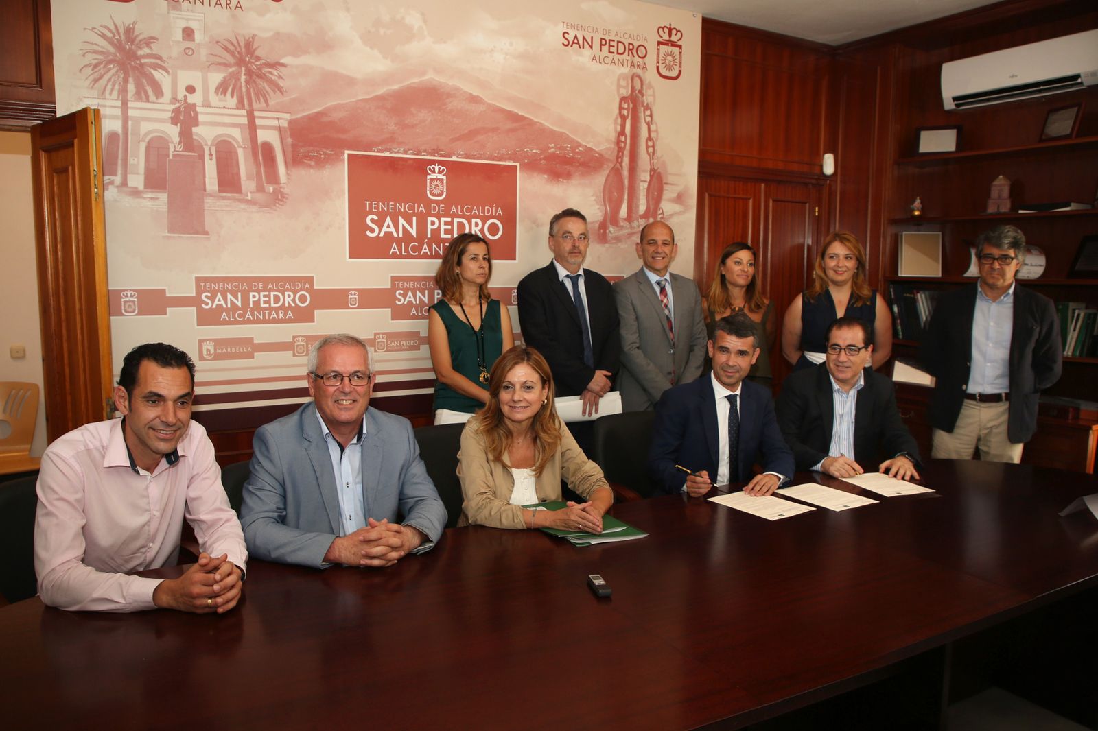 Momento de la firma del convenio.