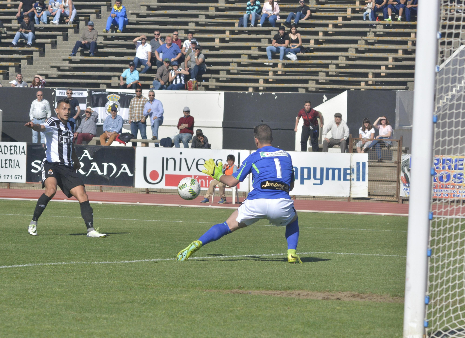 Instante en el que el disparo de Stoichkov que suponía el uno-cero supera a Marcos.