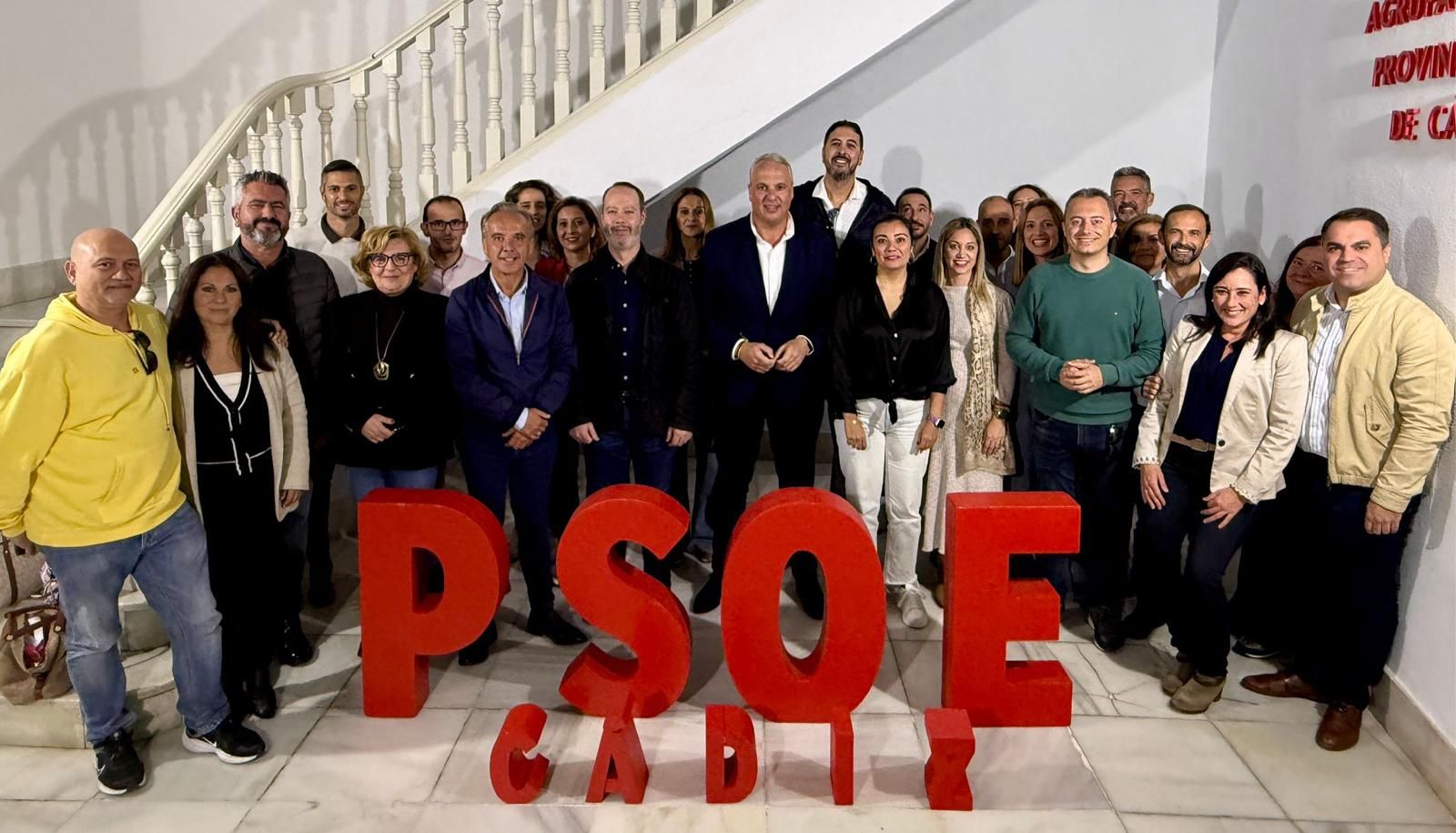 Boix con los delegados del PSOE gaditano que acuden al Congreso federal del partido.