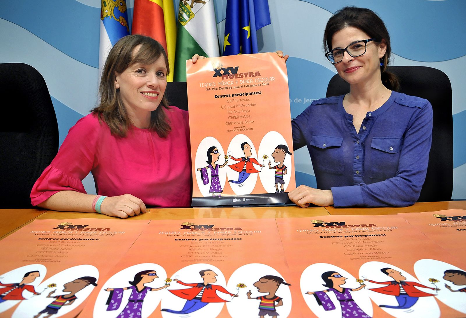 Laura Álvarez y Judit Lobato, en el acto de presentación de la XXV Muestra de Teatro Escolar.