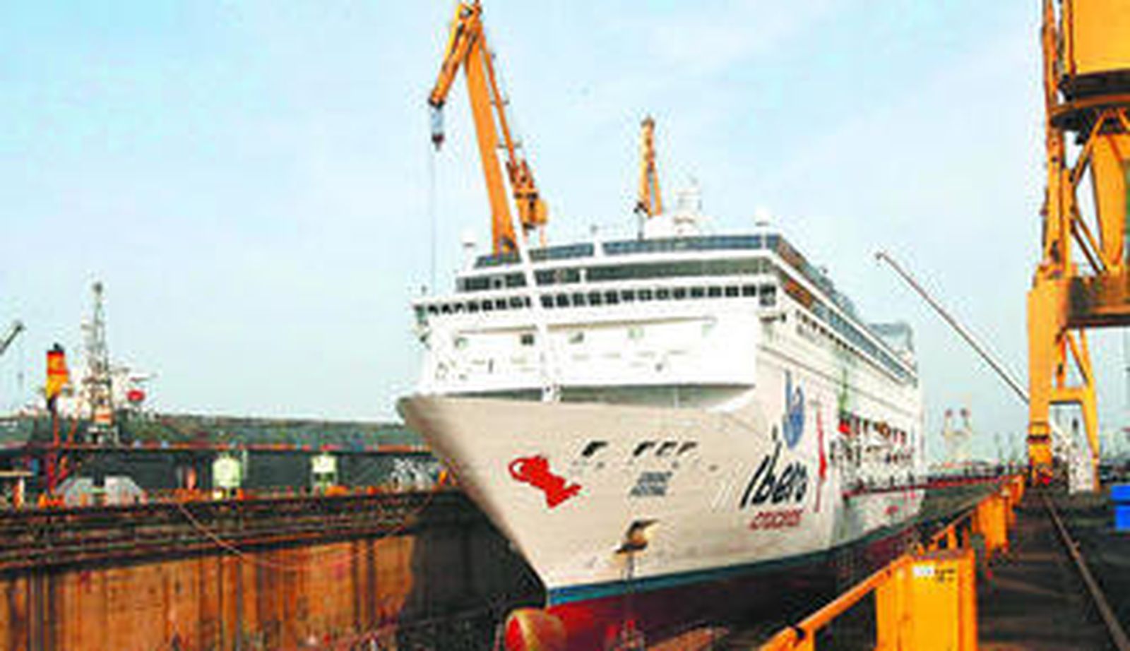 Imagen del último crucero de Iberocruceros que fue reparado en el astillero de Navantia en Cádiz, el 'Grand Mistral'.