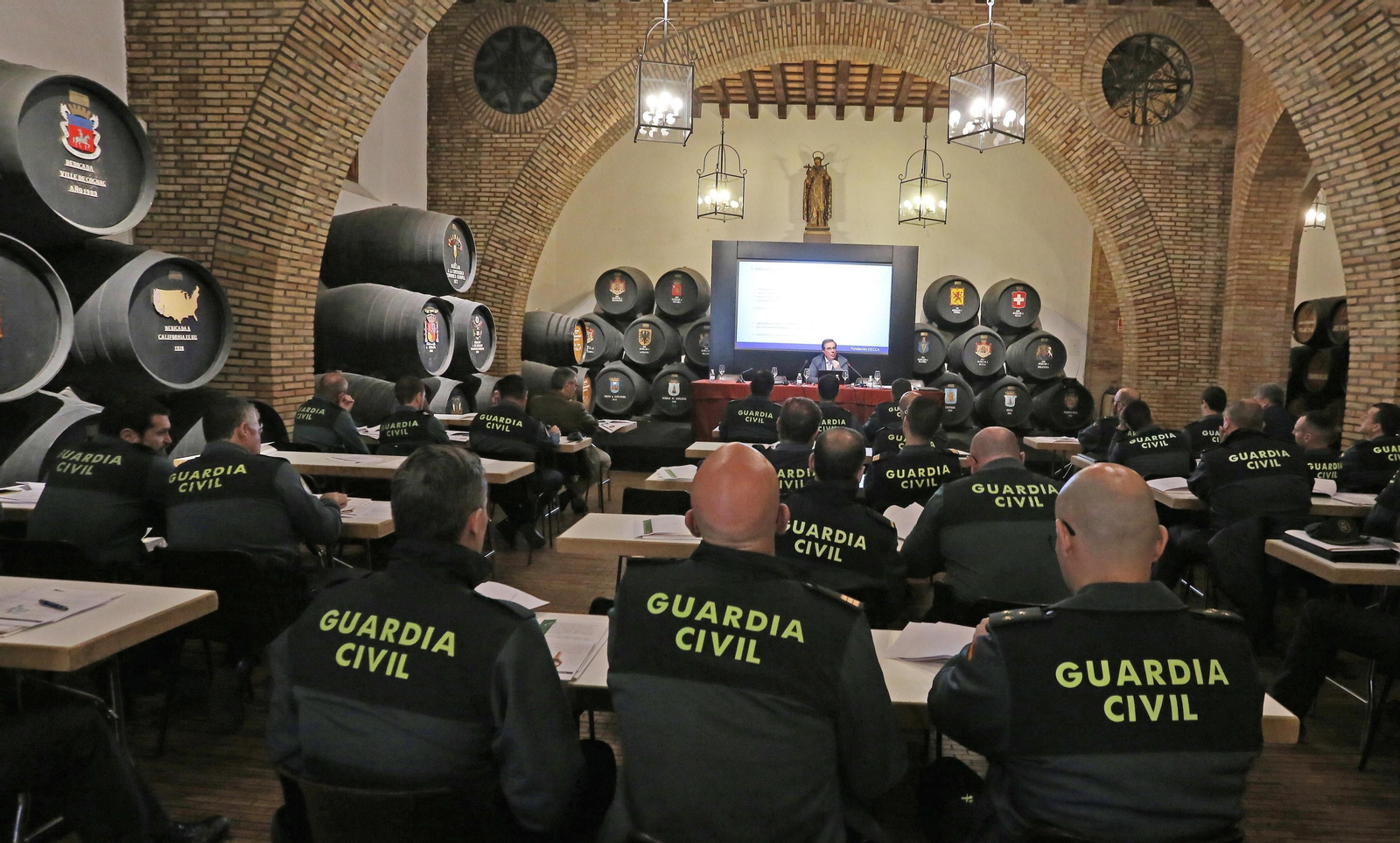 Agentes de la Guardia Civil en la jornada técnica de formación celebrada en la sede del Consejo Regulador