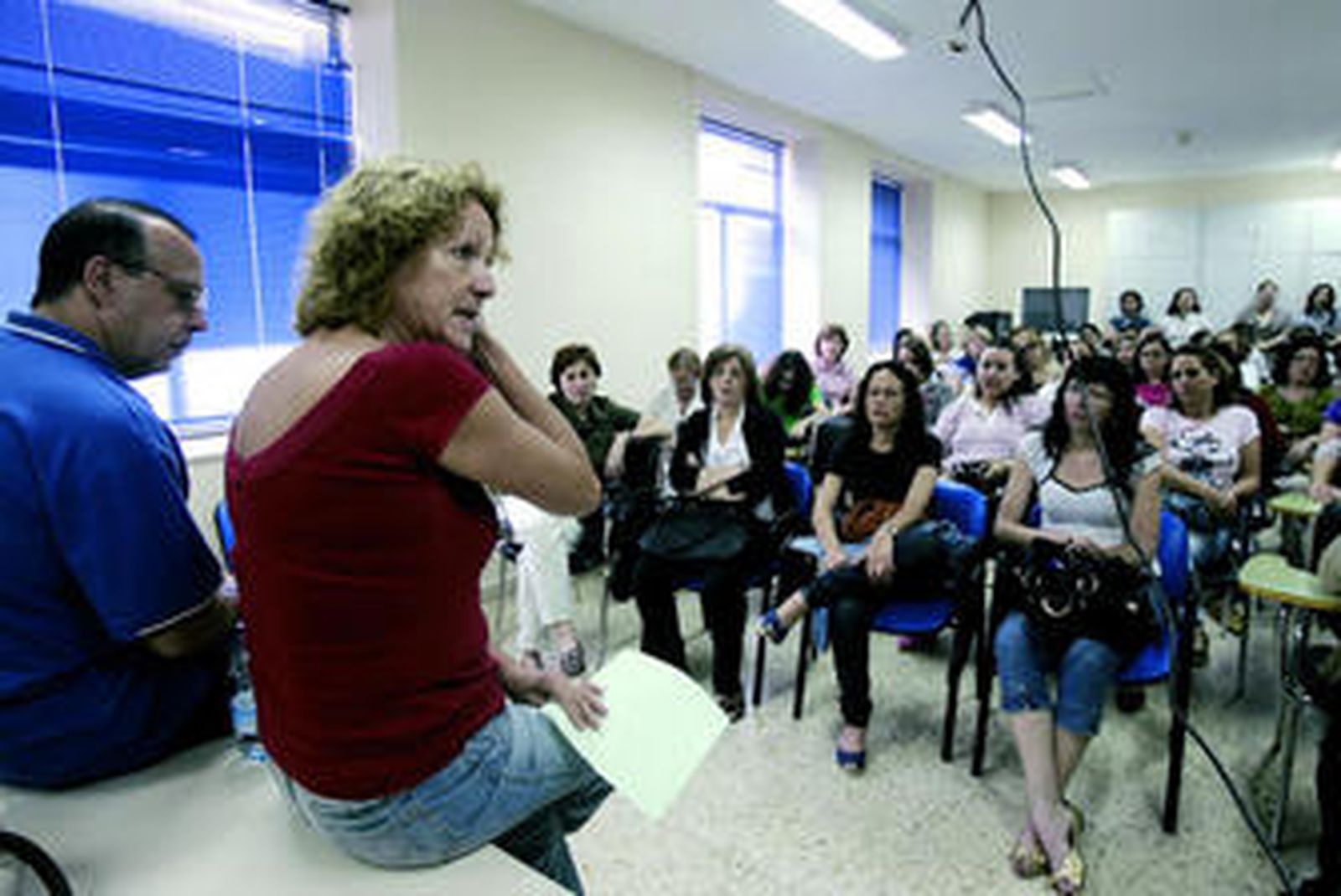 Los representantes de la plataforma de afectados informaron ayer al personal del Puerta del Mar.