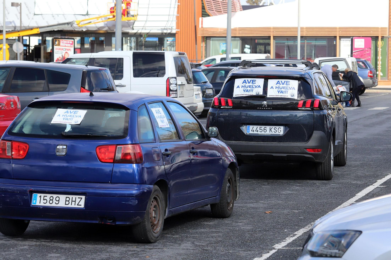 Imágenes de la caravana para reclamar la llegada del AVE a Huelva