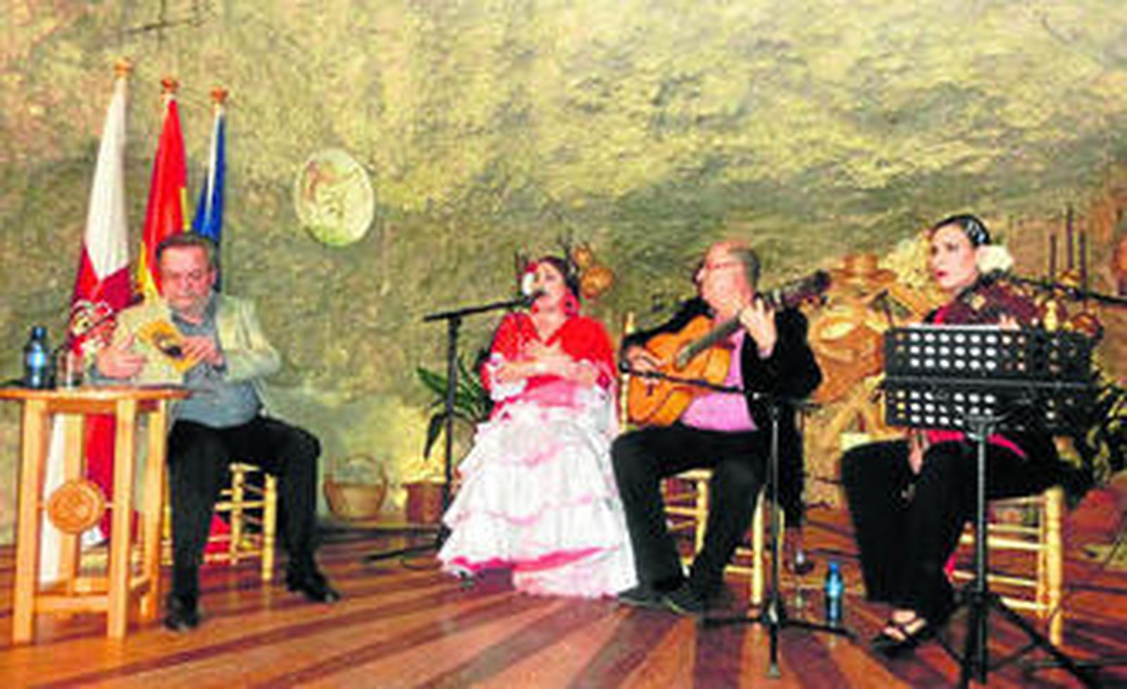 Anabel Castillo con El Niño de las Cuevas y Ana Mar. A la izquierda, Antonio Sevillano.