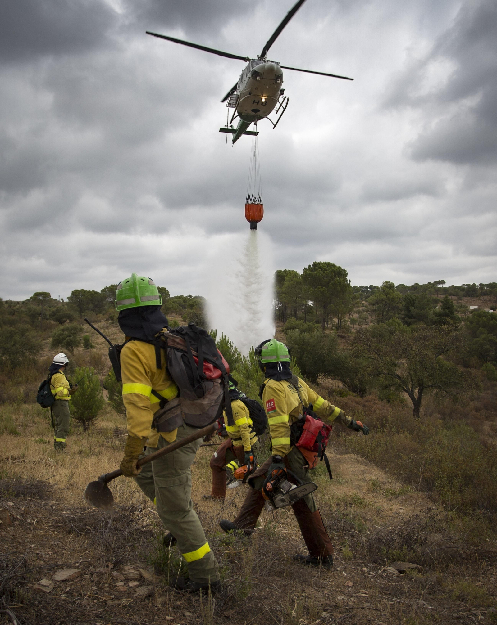 El helicóptero, un Bell-412, descarga el 'bambi' con agua.
