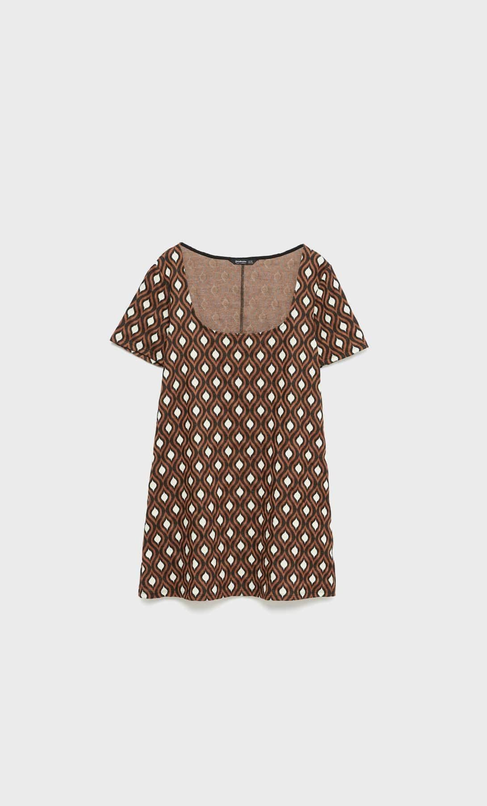 Vestido corto geométrico de Stradivarius.