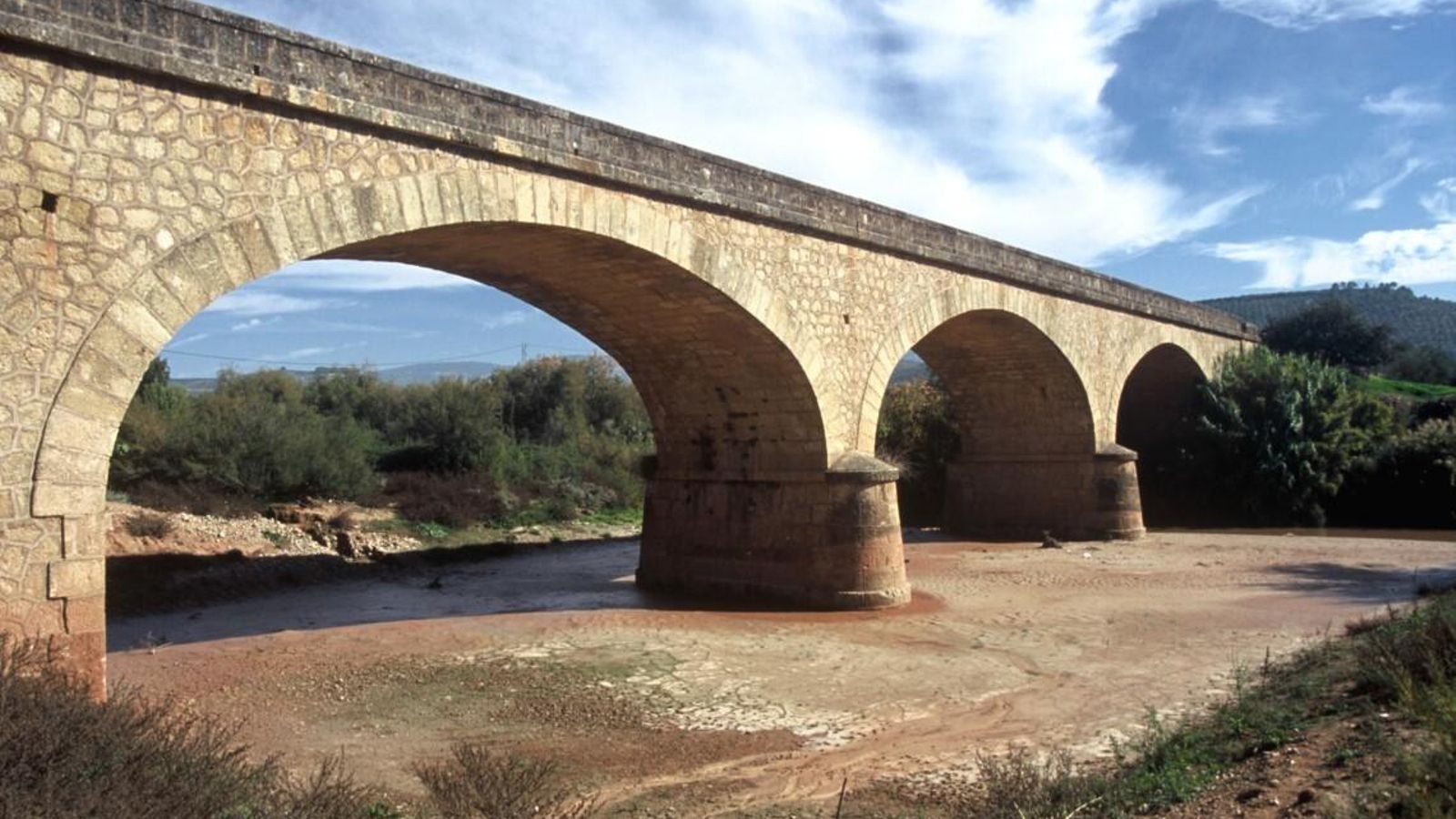 Puente de piedra sobre el río Guadalimar en Sorihuela del Guadalimar.