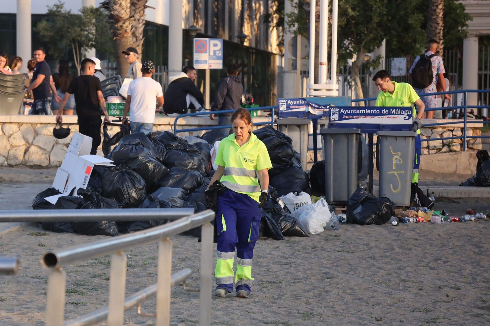 La 'resaca' de la Noche de San Juan en la playa de Huelin en Málaga La 'resaca' de la Noche de San Juan en la playa de Huelin en Málaga