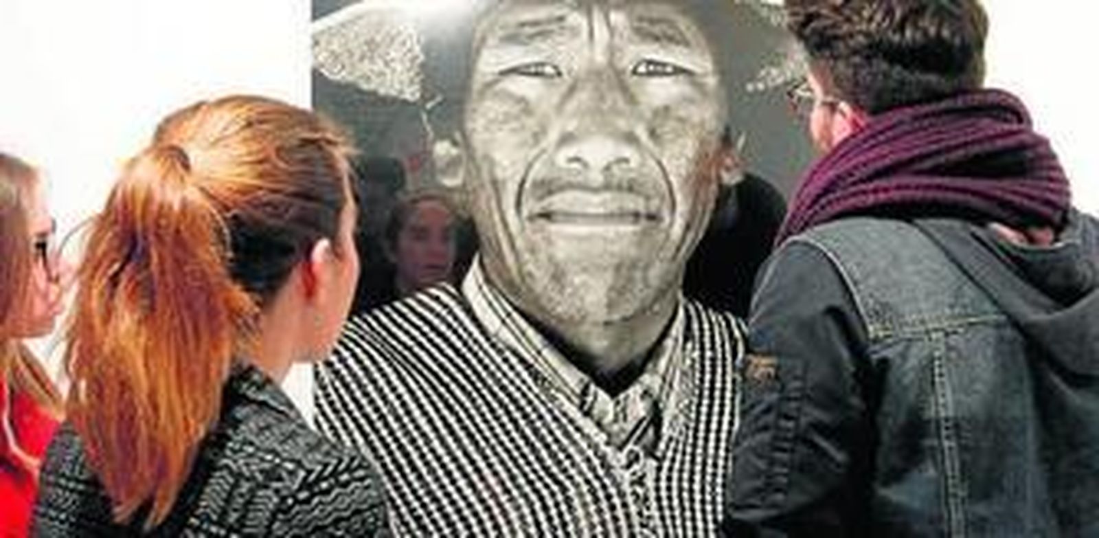 Varios visitantes, durante la inauguración ayer de la exposición de Gabriel Barceló en Latitudes.