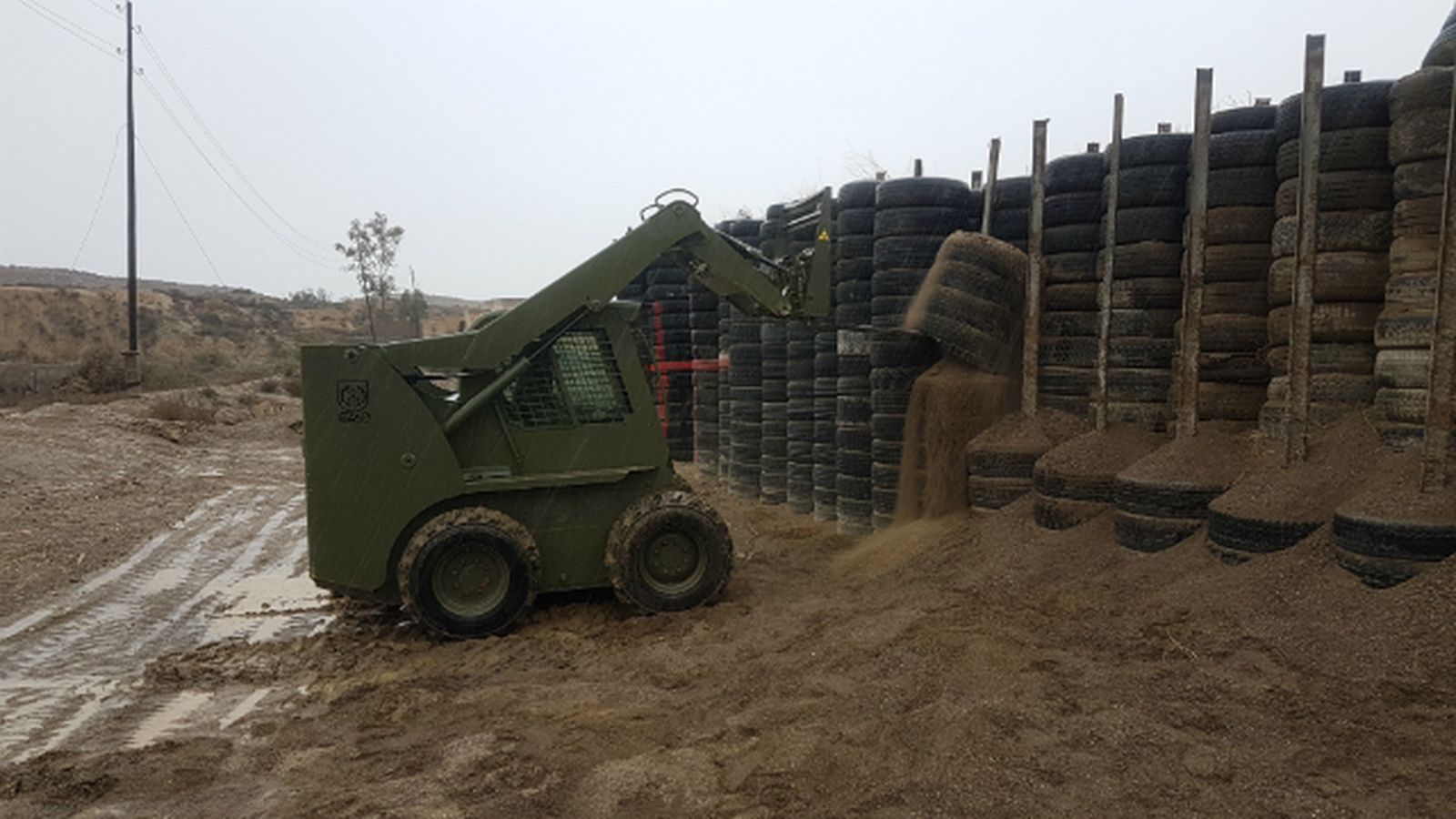Desmontaje de las instalaciones de la casa de goma en la base militar.