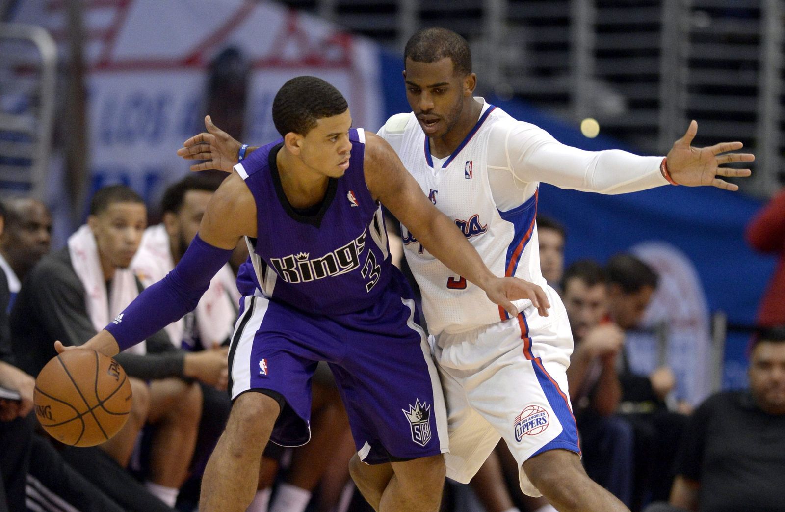 Ray McCallum frente a Chris Paul en un enfrentamiento entre los Sacramento Kings y Los Angeles Clippers.