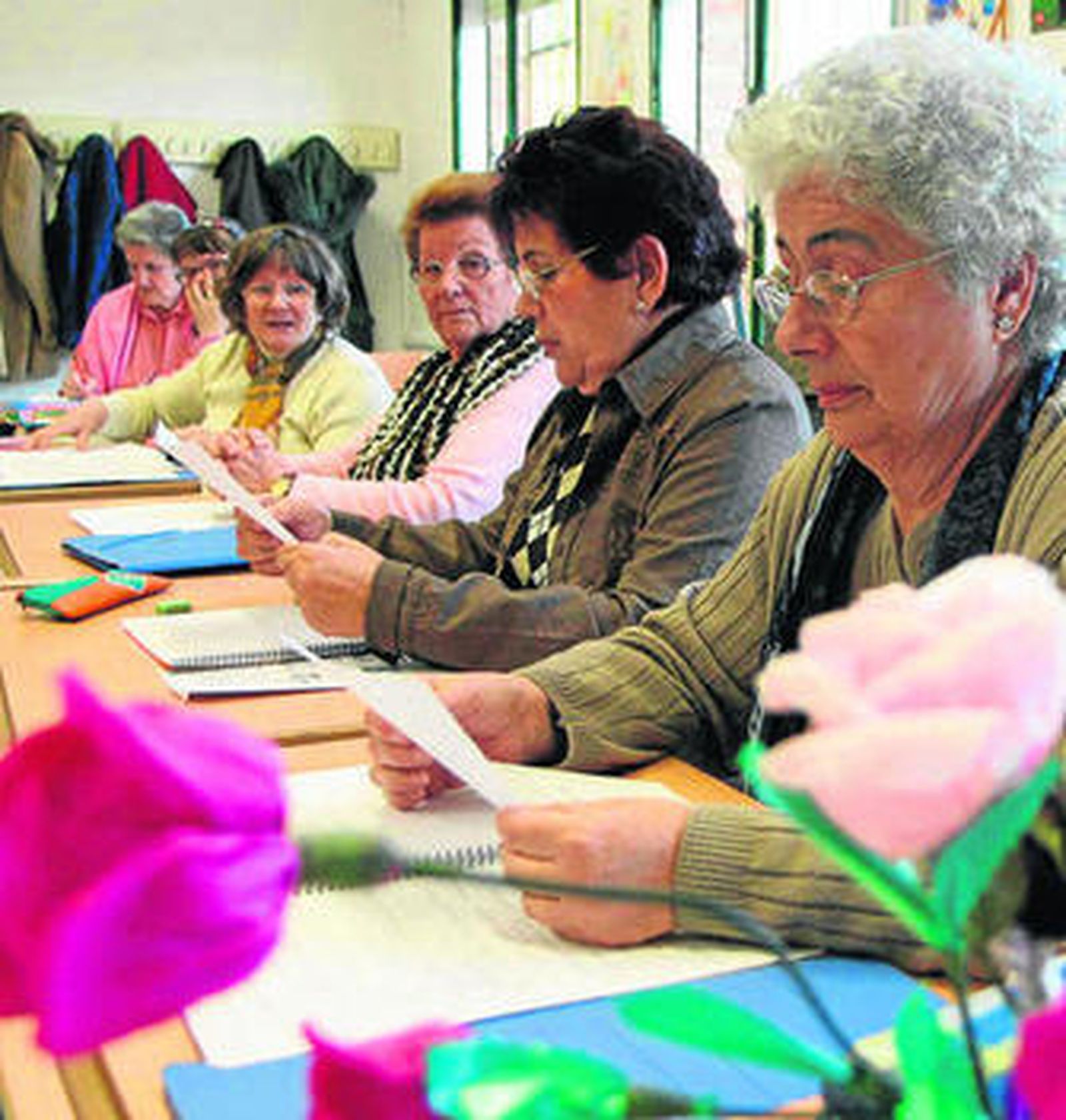 Mujeres en un curso de lectura y escritura.