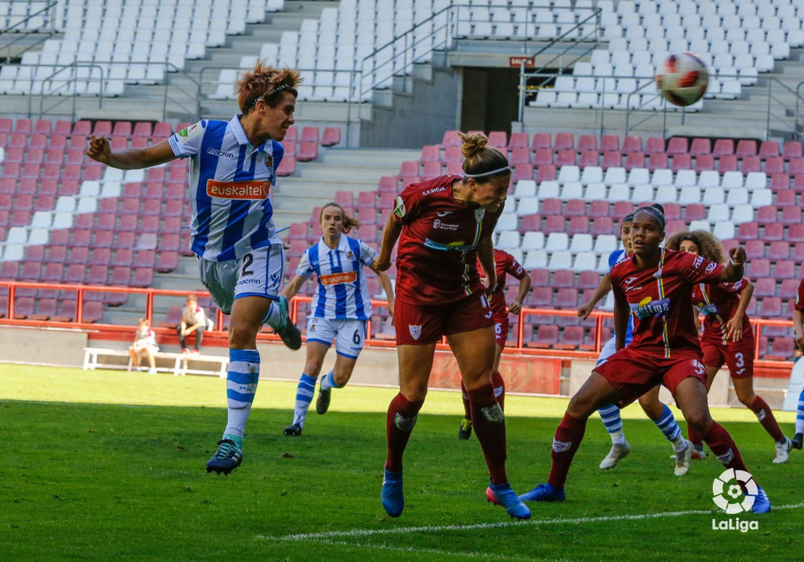 La realista Andrade remata de cabeza en la acción que supuso el empate a dos goles definitivo.