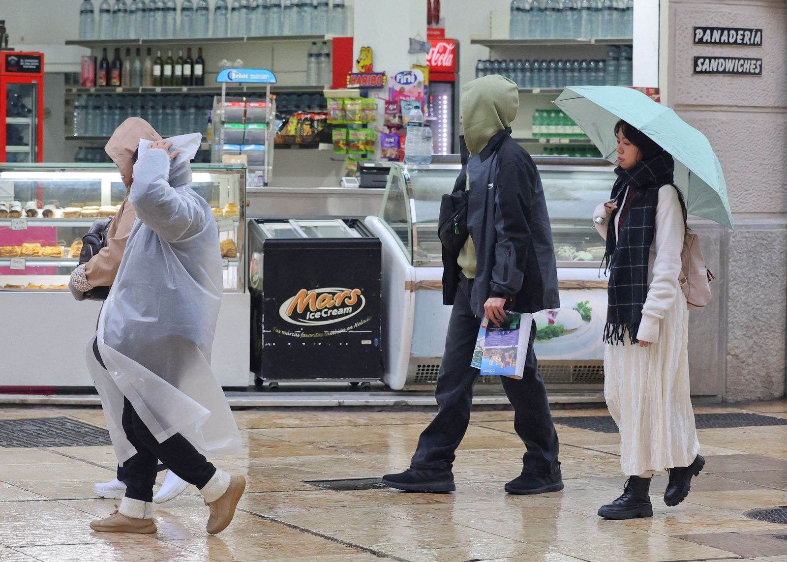 Paraguas y chubasqueros llenan las calles de Málaga en las jornadas de lluvia.
