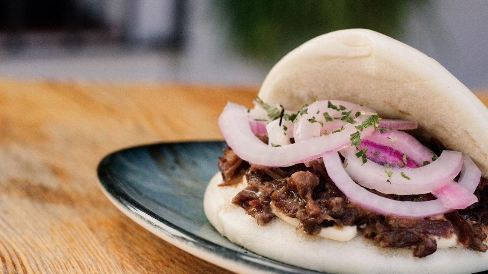 Pan bao de carrillada, versión pillín en salsa con mayonesa de siracha y cebolla morada de El Enreo Pan bao de carrillada, versión pillín en salsa con mayonesa de siracha y cebolla morada de El Enreo