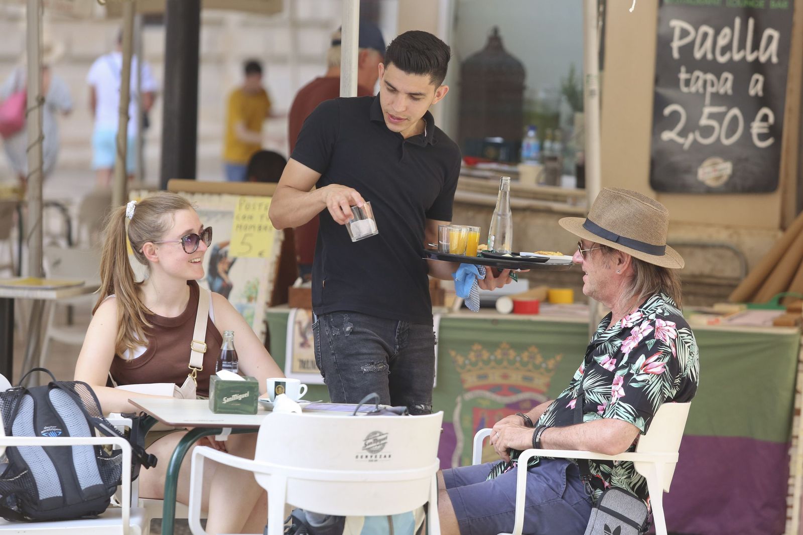 Un camarero en el centro de Málaga.