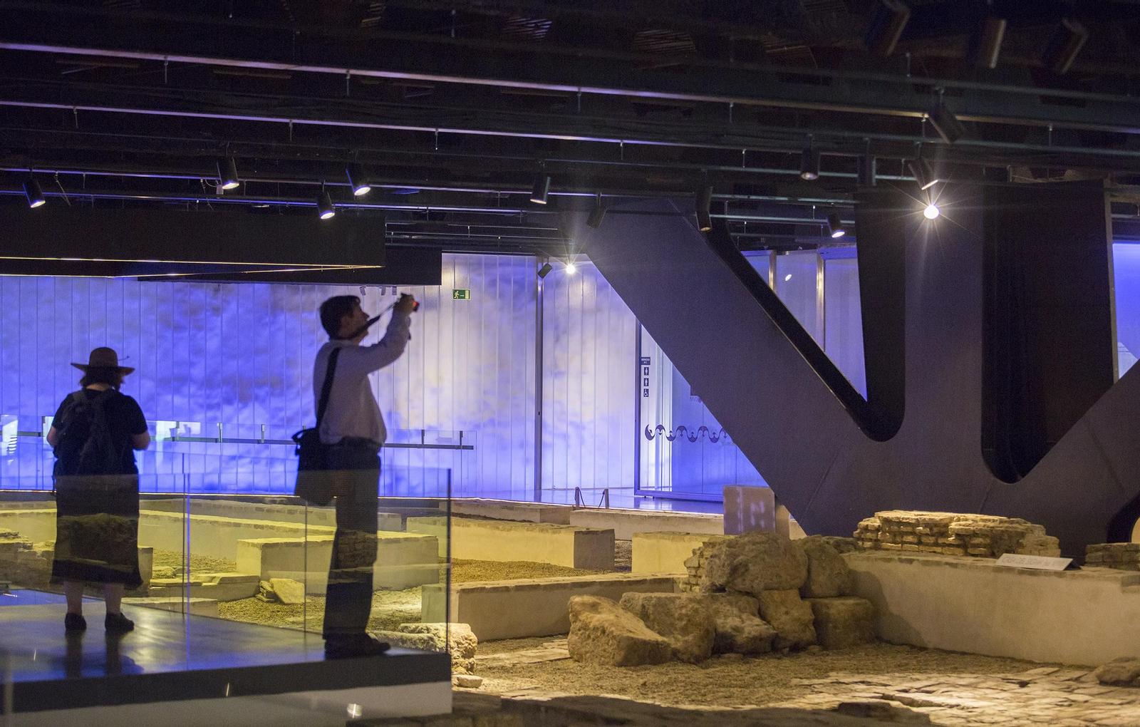 Un turista realiza fotografías a los restos que se pueden contemplar en el Antiquarium.