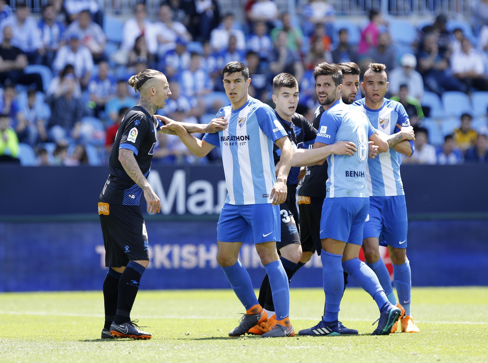 Alexis Ruano y otros jugadores, en una acción del último Málaga-Alavés Alexis Ruano y otros jugadores, en una acción del último Málaga-Alavés