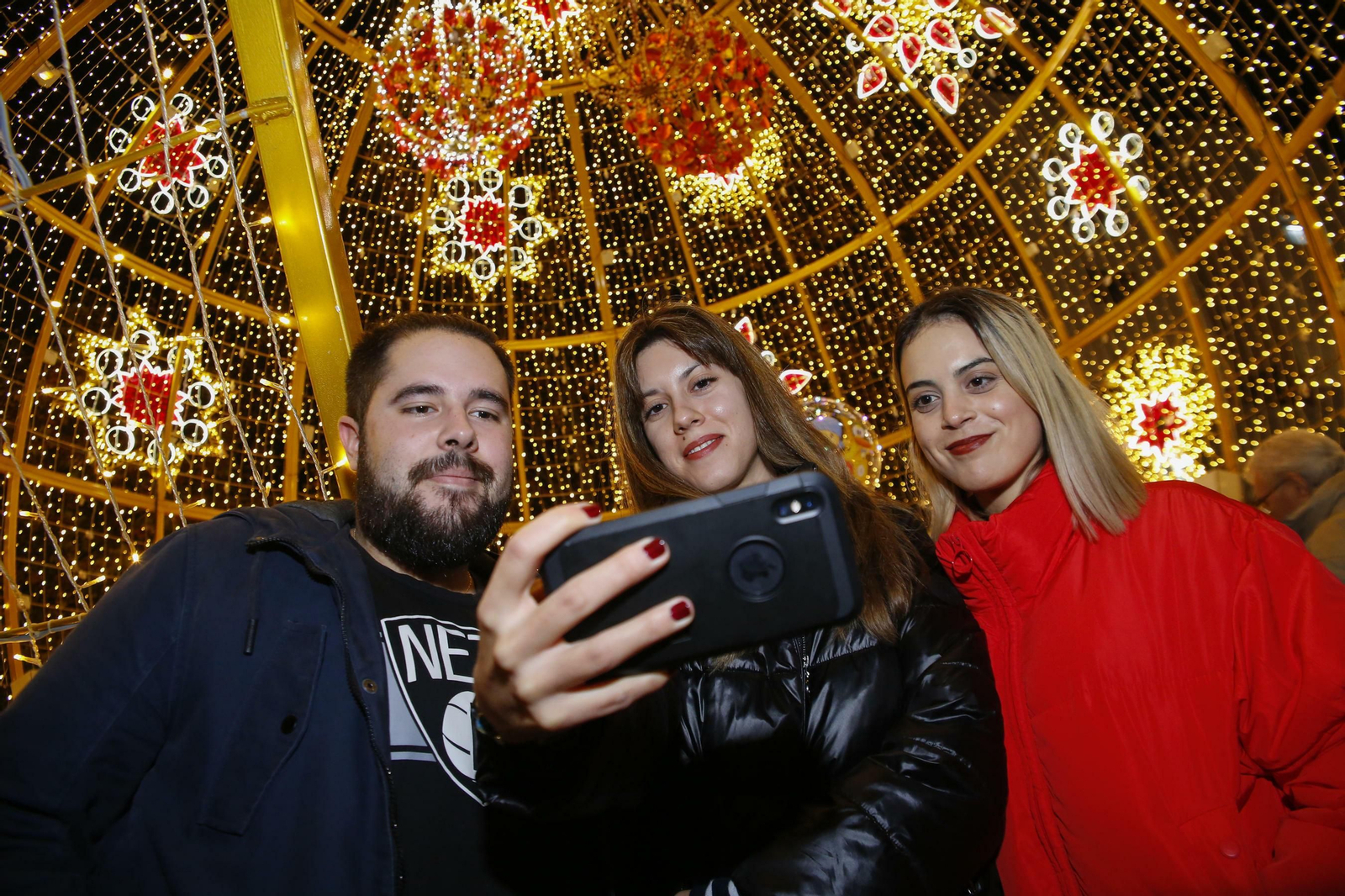 Granada se llena de luces y color con el encendido de la Navidad 2019, en imágenes