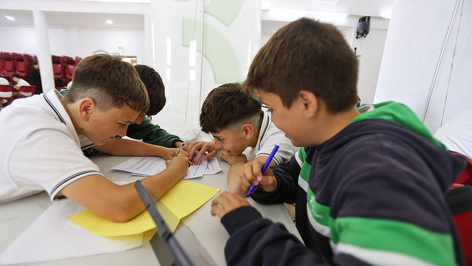 Varios alumnos durante una de las actividades programadas. Varios alumnos durante una de las actividades programadas.