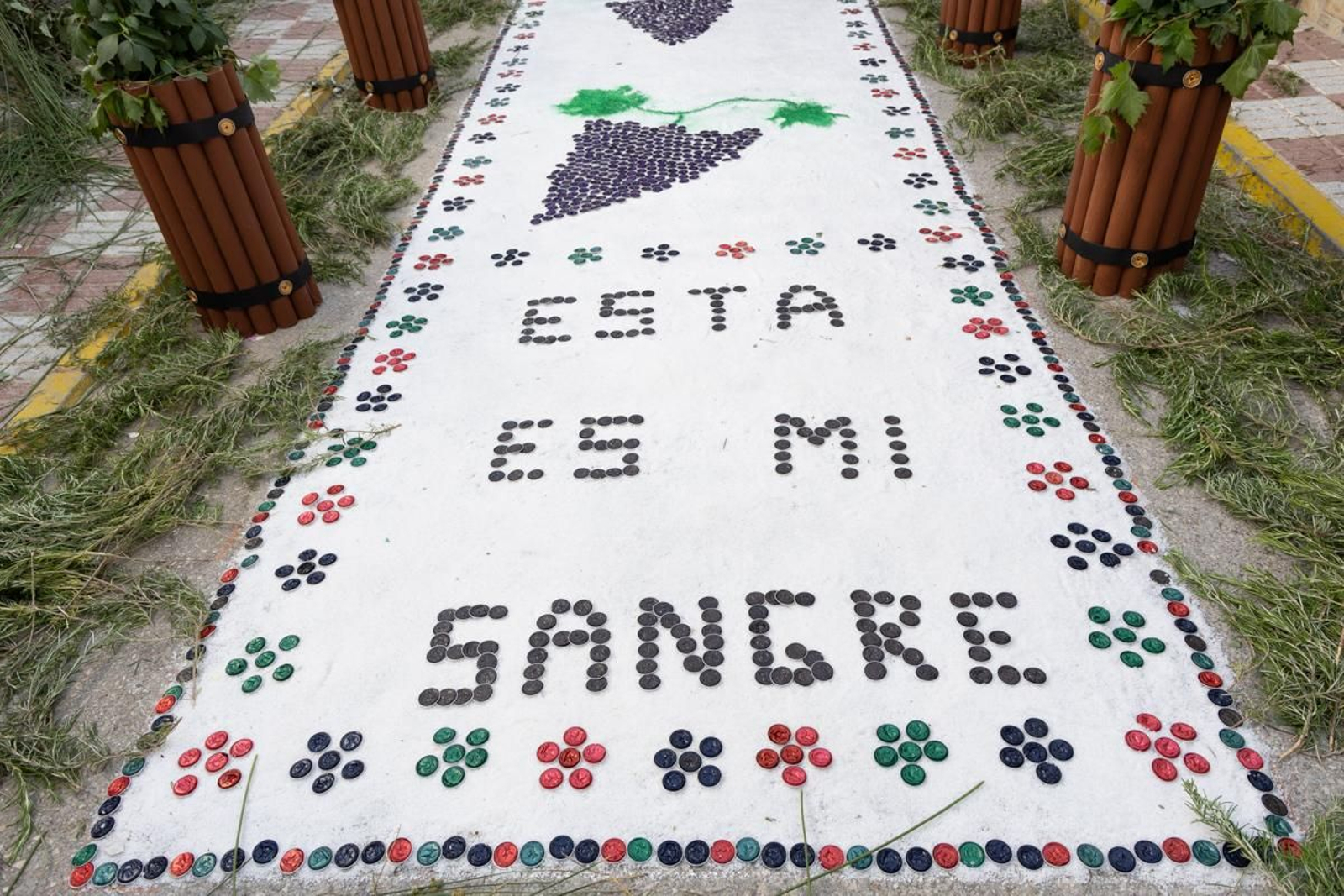 Los vecinos de Villardompardo exponen las obras de su Corpus un año más, en imágenes