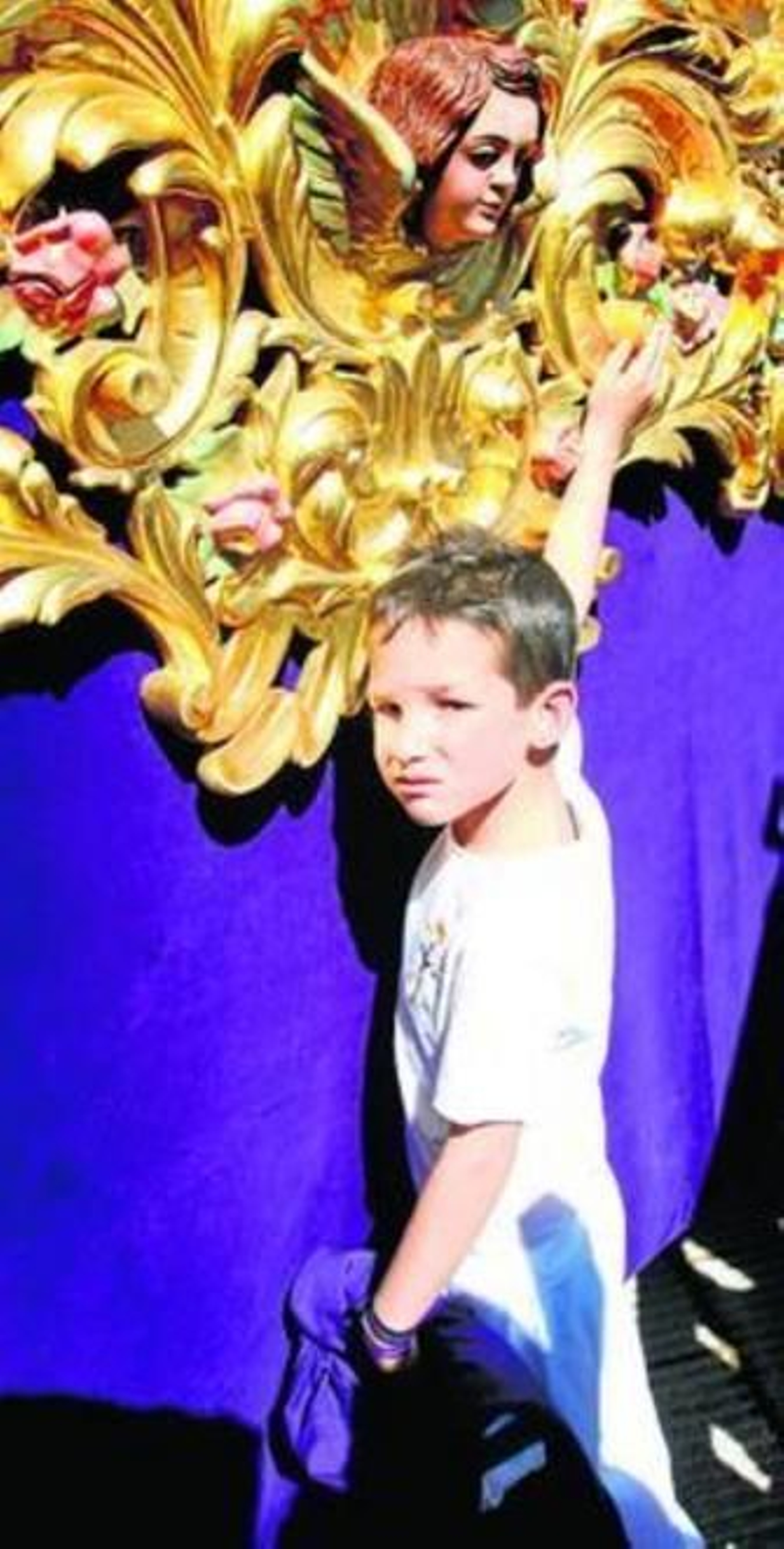 La cofradía es seguida por numerosos niños.