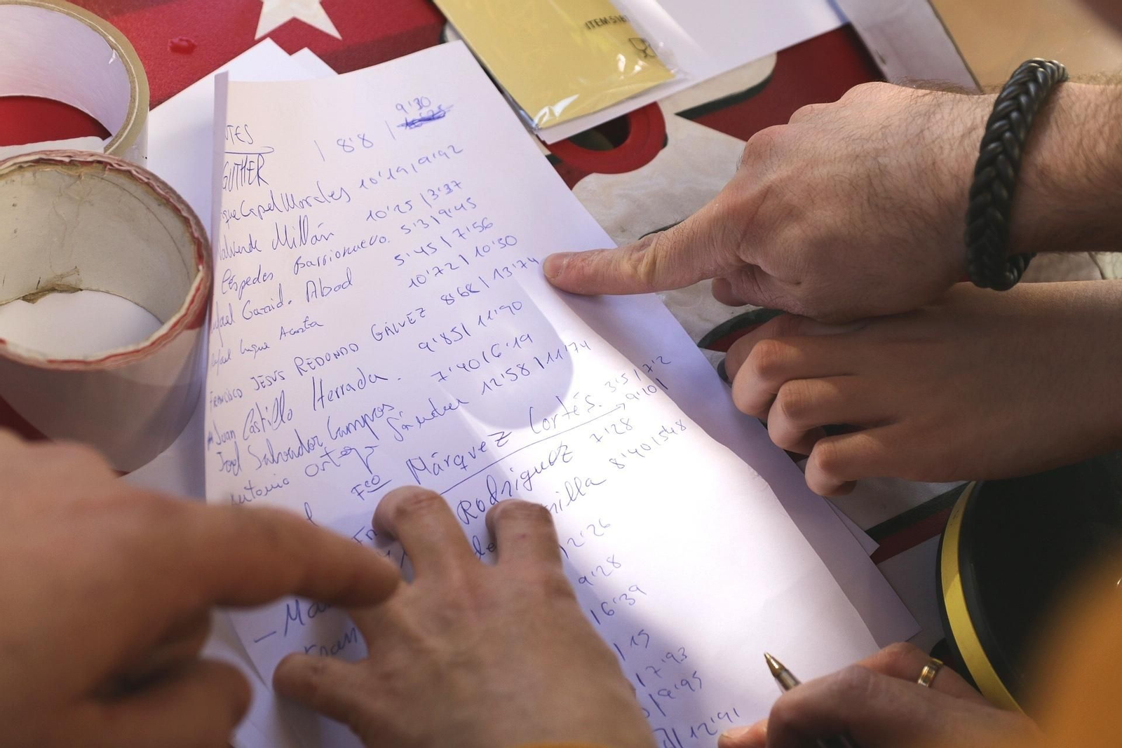 Las imágenes del concurso de lanzamiento de hueso de aceituna de Canjáyar